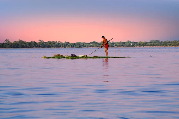 INLE LAKE, MIANMAR - NOVEMBRO 15, 2015: Coleta de trabalhadores locais — Fotografia de Stock