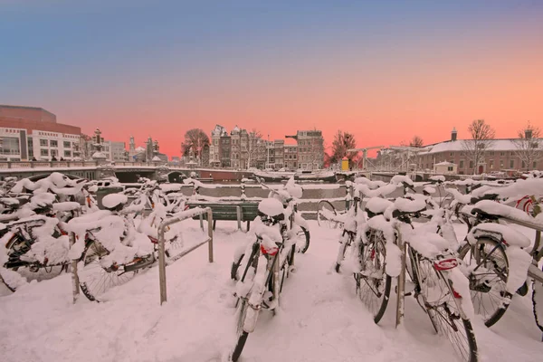 Bicicletas nevadas no centro da cidade de Amsterdã, na Holanda — Fotografia de Stock