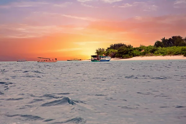 Tradycyjne łodzie na plaży na wyspie Gili Meno, Indonezja, o zachodzie słońca — Zdjęcie stockowe