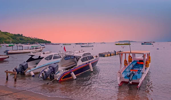 Barcos na praia em Gili Trawangan na Indonésia ao pôr do sol — Fotografia de Stock