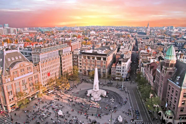 Schilderachtige stad van Amsterdam met de Dam in Nederland bij su — Stockfoto