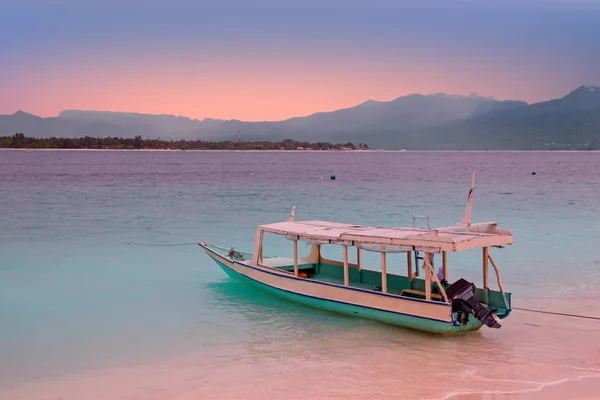 Barco tradicional en la playa de la isla Gili Meno, Indonesia — Foto de Stock