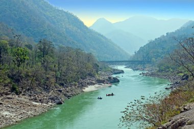 Kutsal nehir Ganj Laxman Jhula yakınındaki Hindistan'da
