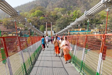 Hindistan, Cengiz Jhula - 8 Nisan 2017: insanlar üzerinde suspe