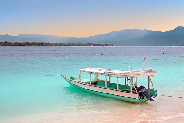 Barco tradicional en la playa de la isla Gili Meno, Indonesia al amanecer — Foto de Stock