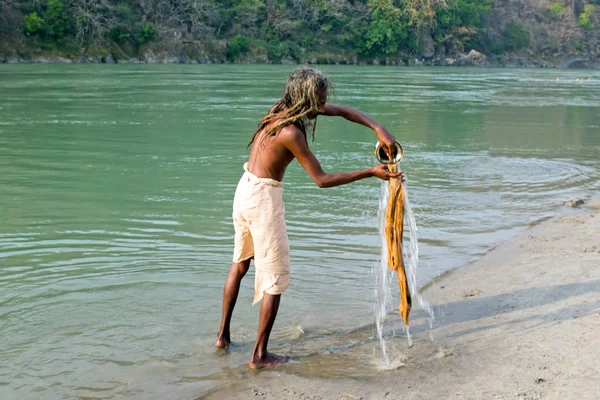 India, Laxman Jhula - 17 April 2017: Sadhu kleren wassen op t — Stockfoto