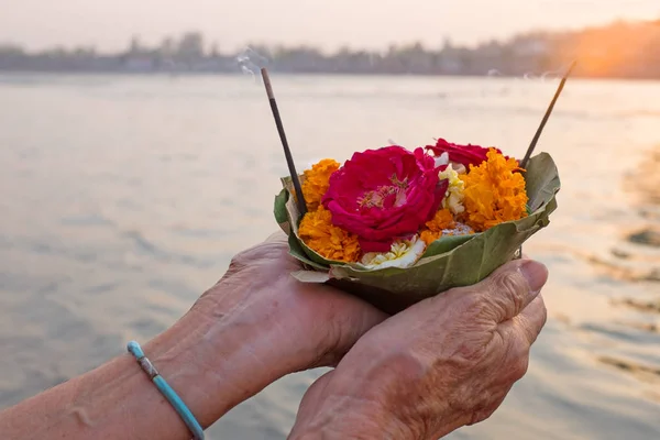 Fazendo puja no rio Ganges na Índia ao pôr do sol — Fotografia de Stock