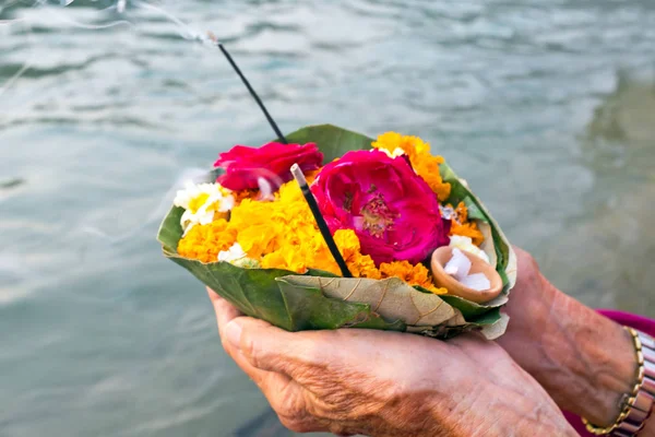 Doing puja at the river Ganges in India at sunset — Stock Photo, Image