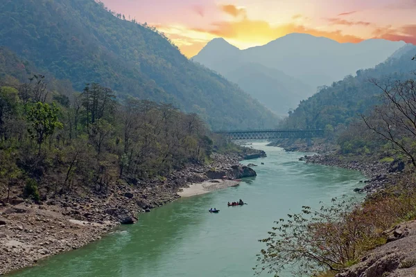 El río sagrado Ganges en la India cerca de Laxman Jhula — Foto de Stock