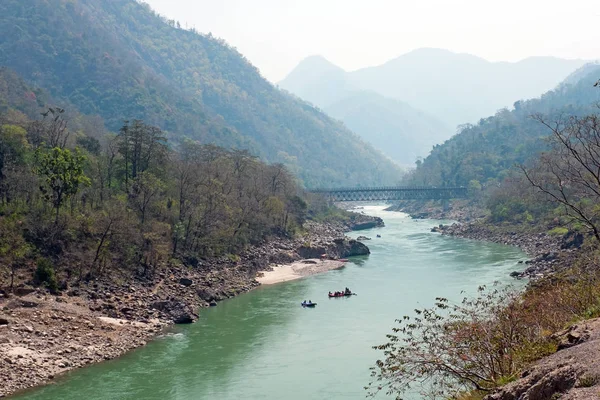 De heilige rivier de Ganges in India in de buurt van Laxman Jhula — Stockfoto