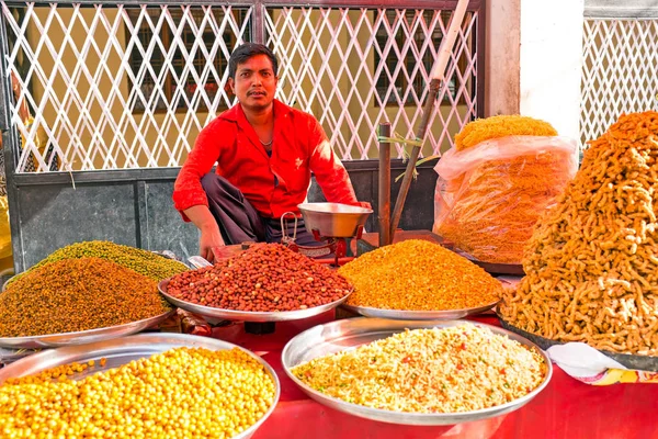 भारत, लाक्समन जमुला एप्रिल 8, 2017 : विक्रेता सर्व प्रकारच्या विक्री — स्टॉक फोटो, इमेज