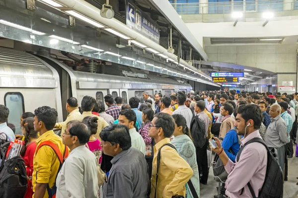 Индия, НЬЮ-ДЕЛИ - 5 апреля 2017 года: Коммутеры, путешествующие на метро — стоковое фото