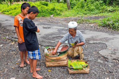 Bali, Endonezya - 25 Aralık 2016: Bali yaşlı kadın getiriyor