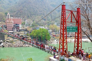 Hindistan, Cengiz Jhula - 13 Nisan 2017: asma üzerinde yürüyen insanlar