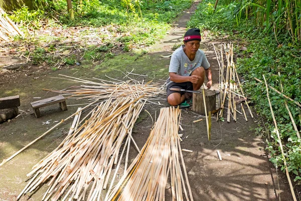 Bali, Indonesië - 25 December 2016: Balinese man snijwerk van bamboe — Stockfoto