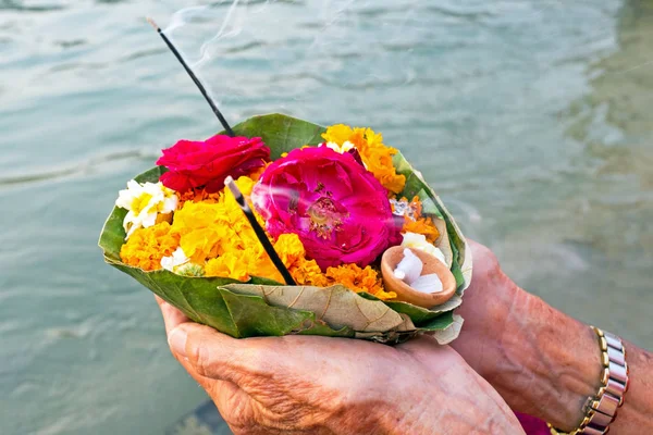 Puja op de rivier de Ganges in India — Stockfoto