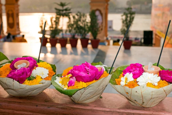 Flores em folhas prontas para um puja no templo no Ganga — Fotografia de Stock