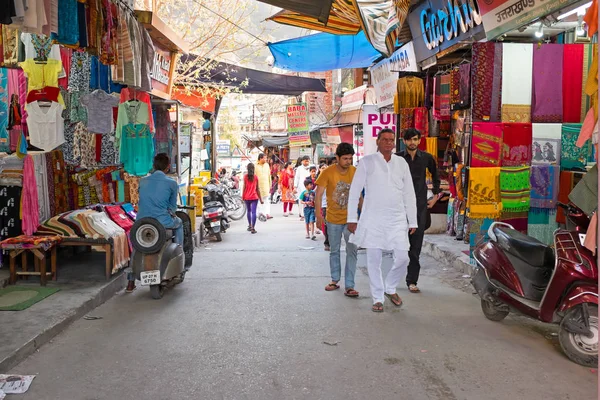 印度、 Ram 朱-2017 年 4 月 11 日︰ 购物街，在 Ram 朱, — 图库照片