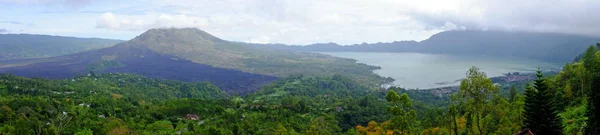 Panorama z Mt. Batu a jezero Batu v Bali: — Stock fotografie