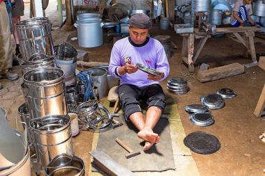 Java, Endonezya - 21 Aralık 2016: mutfak eşyaları üzerinde Java Endonezya bir fabrikada yapım işçi