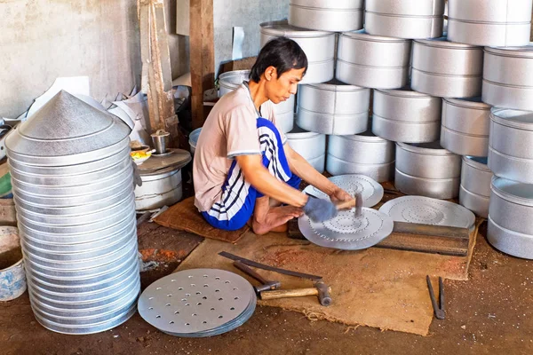 JAVA, INDONESIA - DECEMBER 21, 2016: Worker making kitchen utensils in a factory on Java Indonesia — Stock Photo, Image