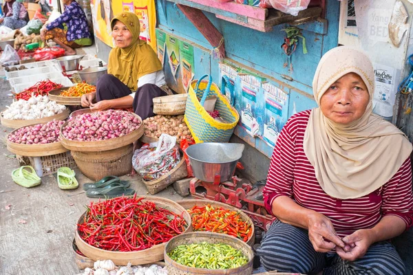 JAVA, INDONESIA - 21 DICEMBRE 2016: Lavoratore che fa utensili da cucina in una fabbrica su Java Indonesia — Foto Stock