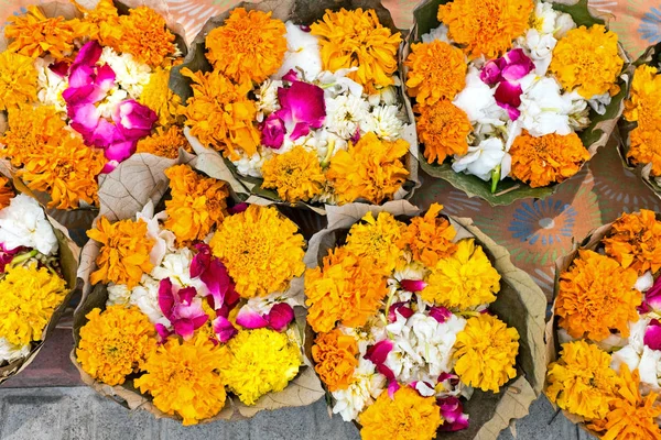 Flowers in banana leaves ready for a puja in India — Stock Photo, Image