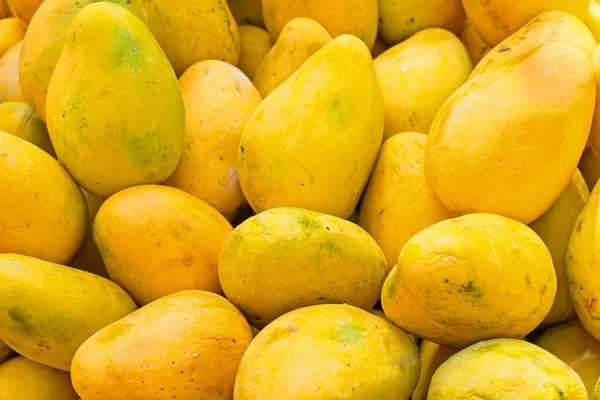 Fresh papayas in a market stall in India — Stock Photo, Image