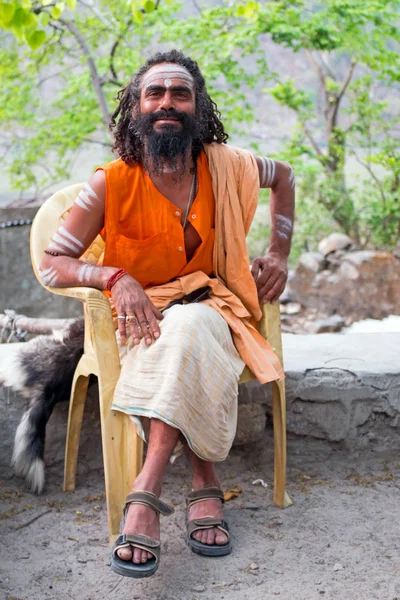 LAXMAN JHULA, INDIA - ABRIL 20, 2017: Um sadhu hindu sentado em t — Fotografia de Stock
