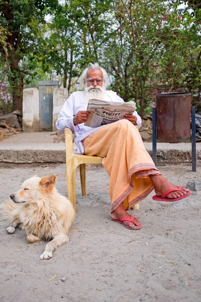 Laxman Jhula, India - 20 April 2017: A hindoe swami zitten lezen — Stockfoto