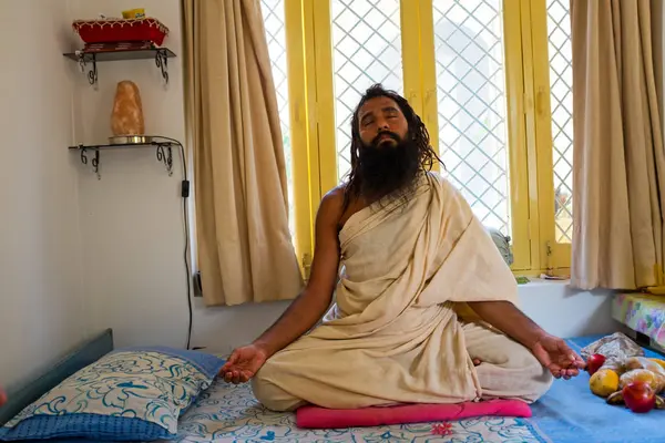 LAXMAN JHULA, ÍNDIA - 20 de abril de 2017: Sentado um swami hindu — Fotografia de Stock