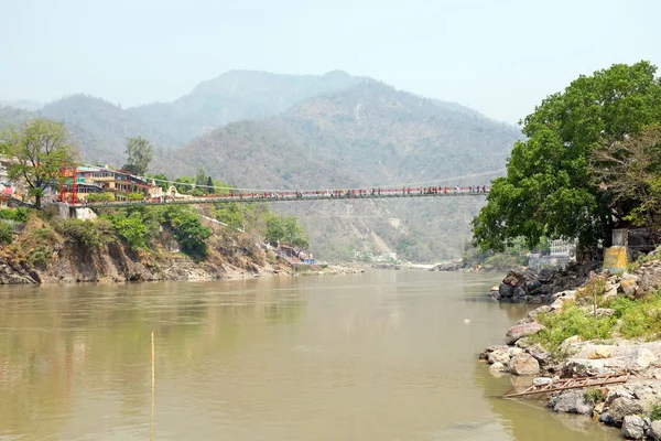 Most wiszący w Laxman Jhula w Indiach — Zdjęcie stockowe