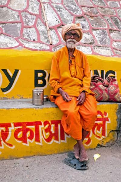 LAXMAN JHULA, INDIA - 19 APRILE 2017: Un sadhu indù seduto in t — Foto Stock