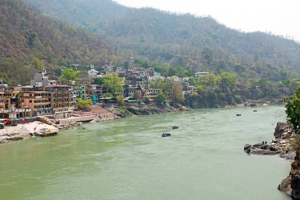 El río sagrado Ganges cerca de Laxman Jhula en la India — Foto de Stock