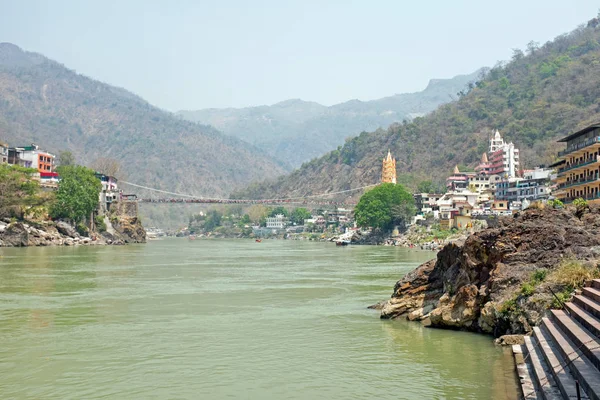 Vista sobre el Ganga en Laxman Jhula en la India — Foto de Stock