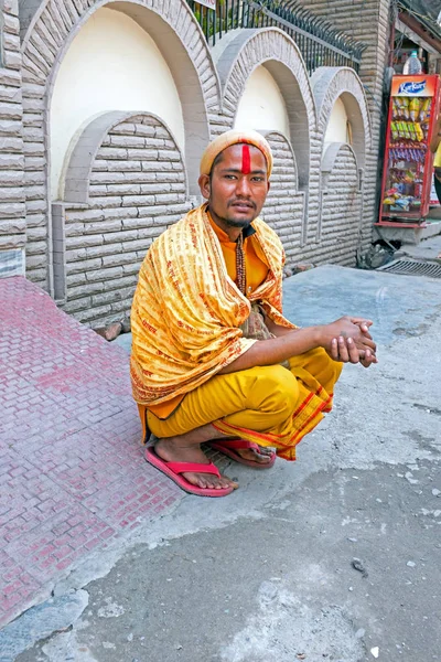 LAXMAN JHULA, ÍNDIA - 15 de abril de 2017: Um sadhu hindu sentado ao lado — Fotografia de Stock