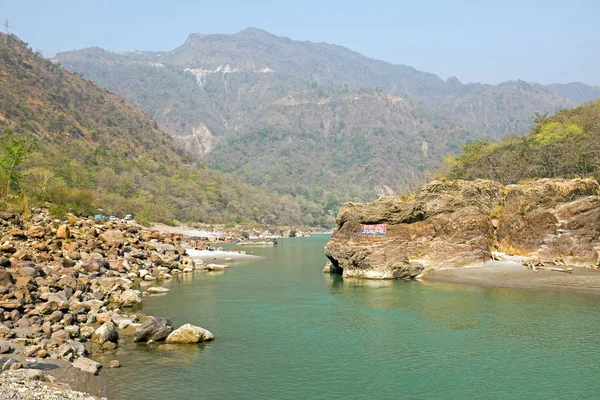 Vista sobre el Ganga cerca de Laxman Jhula en la India — Foto de Stock