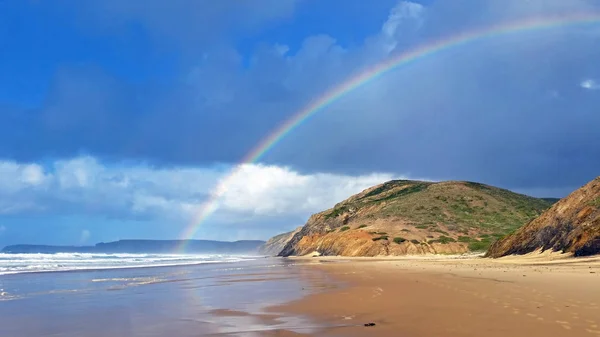 Regenbogen am Strand von Vale Figueiras in Portugal — Stockfoto