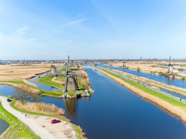Ünlü geleneksel yel değirmenleri ND'nin içinde doğal olarak gelen hava