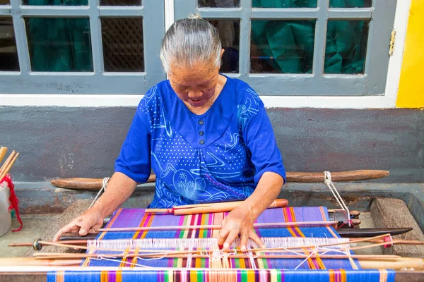 Lombok, Indonesië - 30 December 2016: Vrouw weven op een weefgetouw ik — Stockfoto