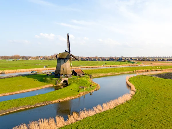 Aérien d'un moulin à vent traditionnel dans un paysage hollandais dans le N — Photo