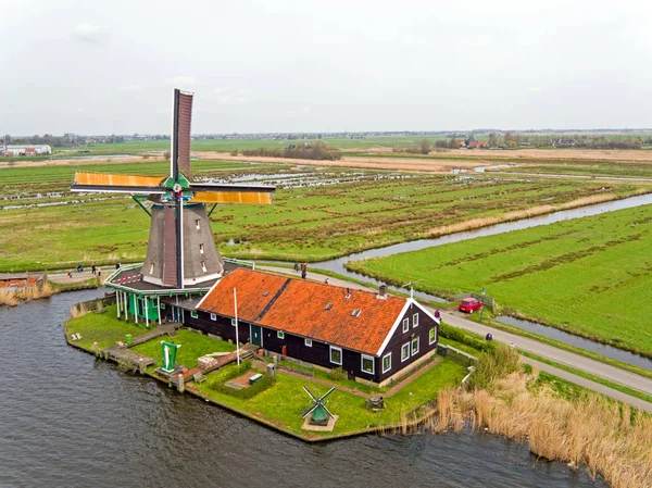 Zaanse Schans'a Hollanda, geleneksel yel değirmeni — Stok fotoğraf