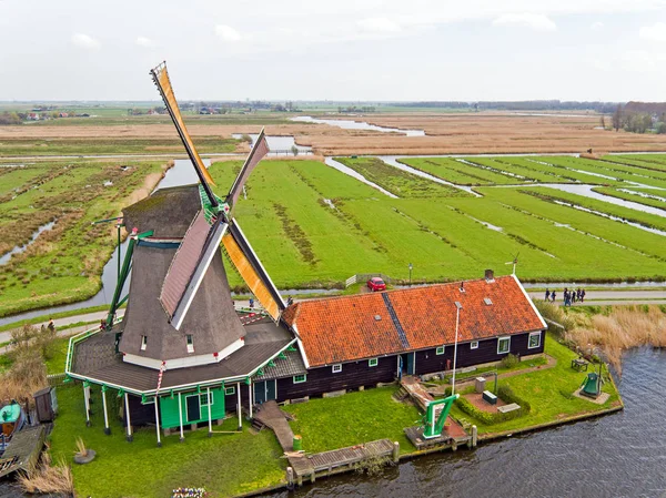 Традиционная ветряная мельница в Zaanse Schans в Нидерландах — стоковое фото