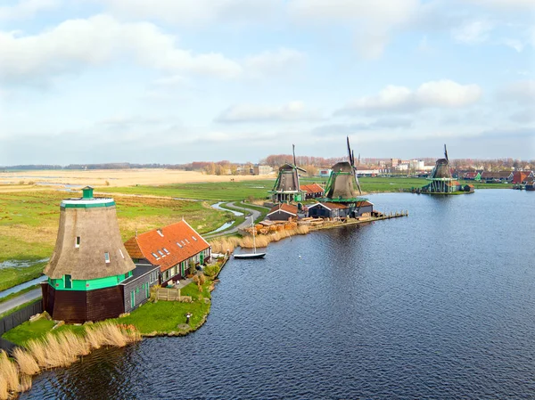 Aerial de famosos moinhos de vento tradicionais em Zaanse Schans no — Fotografia de Stock