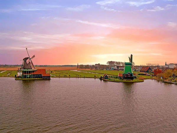 Traditionelle Windmühlen bei zaanse schans in den Niederlanden — Stockfoto