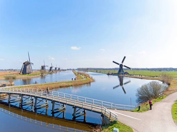 Aéreo de famosos moinhos de vento tradicionais em Kinderdijk no Ne — Fotografia de Stock