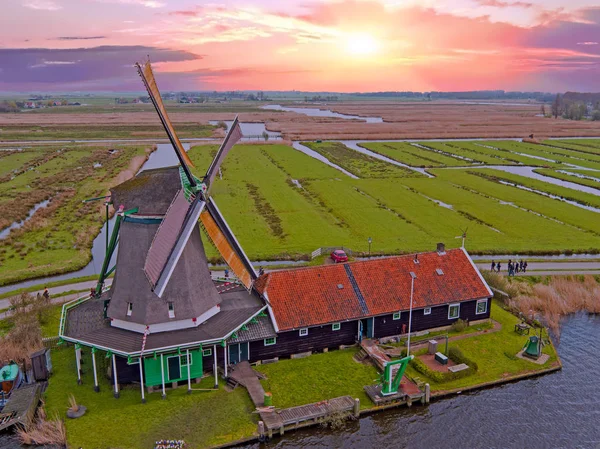 Traditionelle Windmühle bei zaanse schans in den Niederlanden — Stockfoto