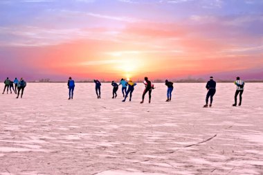Buz üzerinde Gouwzee gün batımında Hollanda'da pateni.