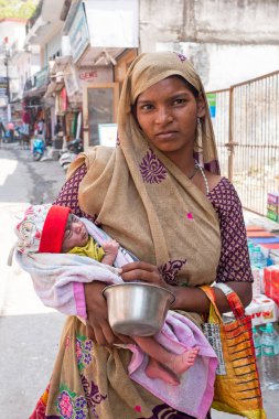 Laxman Jhula, Hindistan - 15 Nisan 2017: Yeni doğan Hint kadınla 