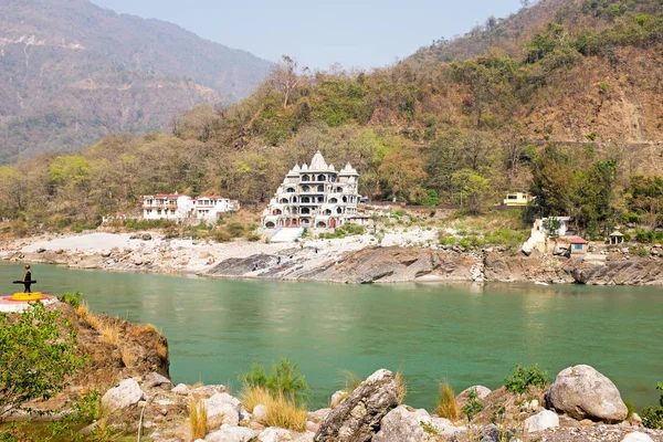 El río Ganges cerca de Laxman Jhula en la India — Foto de Stock